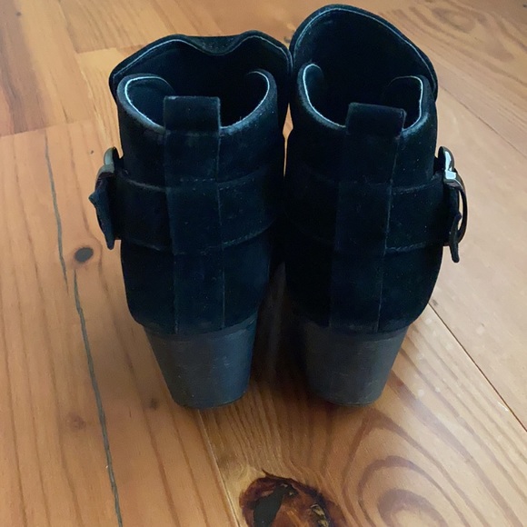 Women’s black booties in size 6.5. - Picture 3 of 4